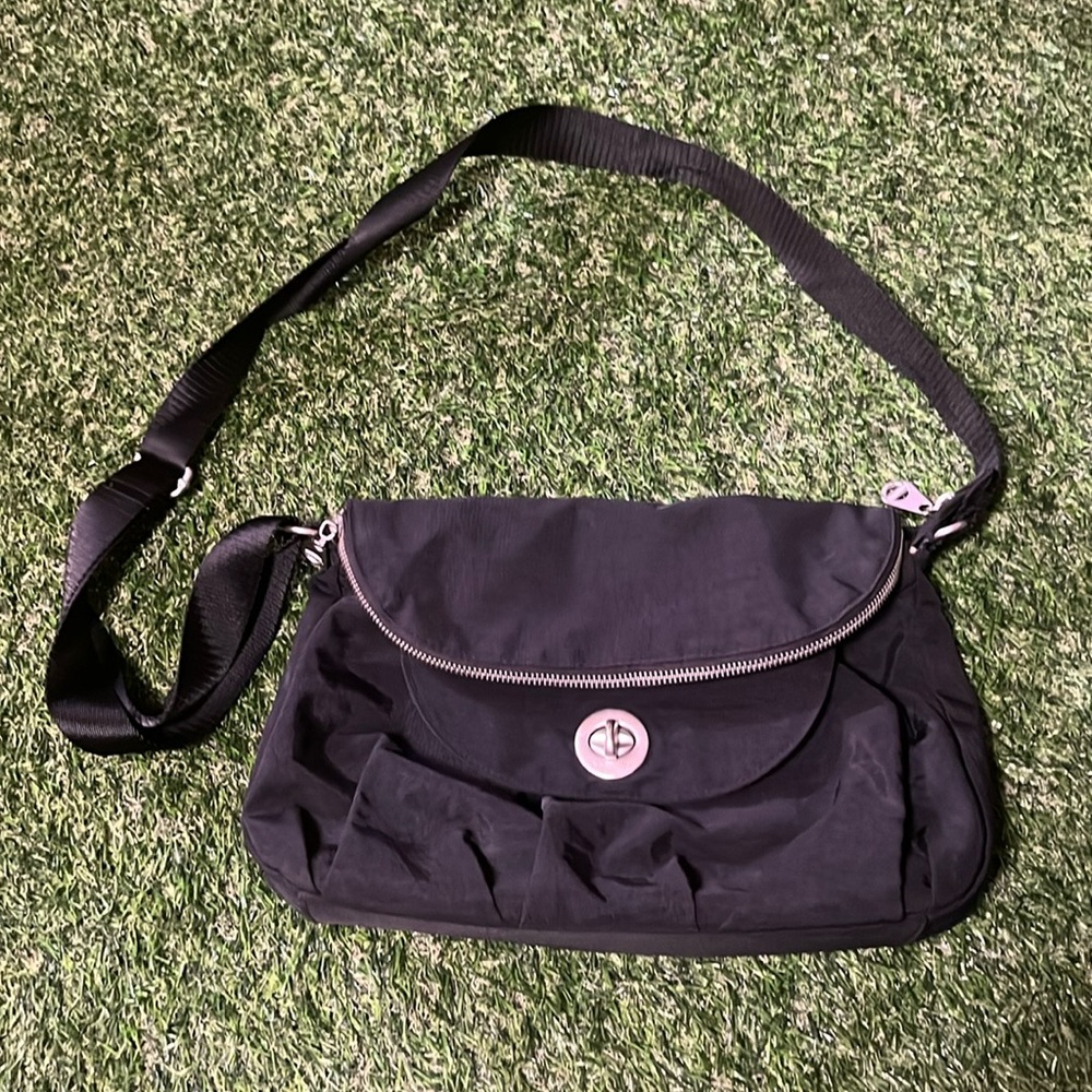 Baggallini Black Pocket Flap Crossbody Messenger Bag Turn Lock Purse